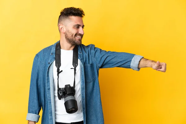 Photographer Man Isolated Yellow Background Giving Thumbs Gesture — Stock Photo, Image