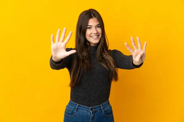 Έφηβος Βραζιλίας Κορίτσι Απομονώνονται Κίτρινο Φόντο Καταμέτρηση Εννέα Δάχτυλα — Φωτογραφία Αρχείου