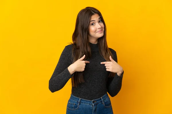 Adolescente Menina Brasileira Isolada Fundo Amarelo Apontando Para Mesmo — Fotografia de Stock