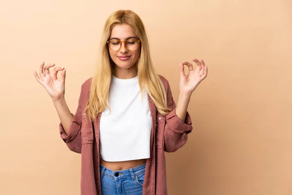 若いですウルグアイブロンド女性上の隔離された背景で禅のポーズ — ストック写真