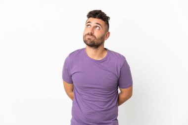 Beyaz arka planda izole edilmiş beyaz bir adam var.