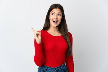 Genç Brezilyalı tele pazarlamacı kız, izole bir geçmişi var. Çözümü bulmak için parmağını kaldırıyor.