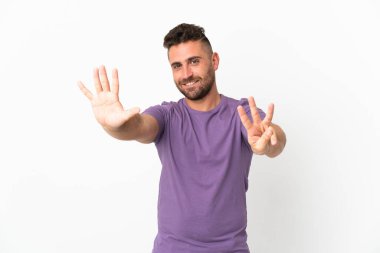 Beyaz arka planda izole edilmiş beyaz bir adam sekiz parmaklı sayıyor.