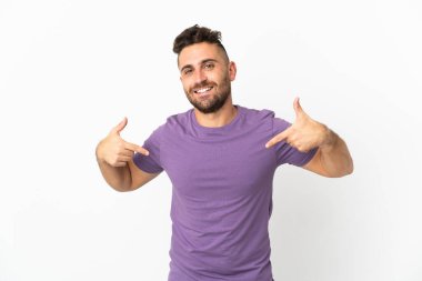 Beyaz arka planda kendini beğenmiş ve gururlu beyaz bir adam.