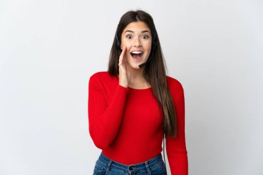 Genç Brezilyalı pazarlamacı kız izole edilmiş arka planda ağzı açık bağırıyor.