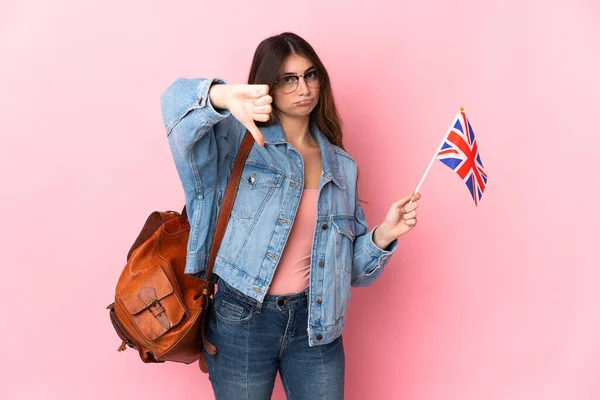 Junge Frau Mit Einer Britischen Flagge Auf Rosa Hintergrund Zeigt — Stockfoto