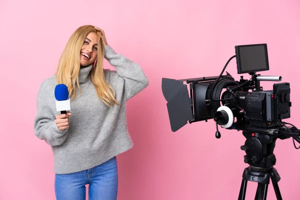 Mulher Repórter Segurando Microfone Relatando Notícias Sobre Fundo Rosa Isolado — Fotografia de Stock