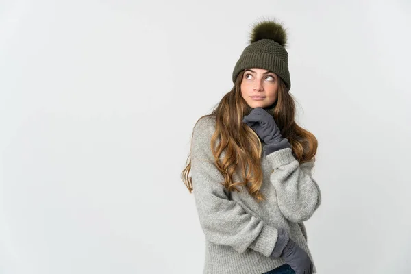 Mulher Caucasiana Jovem Com Chapéu Inverno Isolado Fundo Branco Olhando — Fotografia de Stock