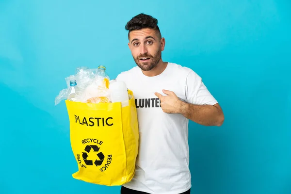 Кавказький Чоловік Тримає Сумку Пластиковими Пляшками Переробки Ізольованого Синьому Фоні — стокове фото