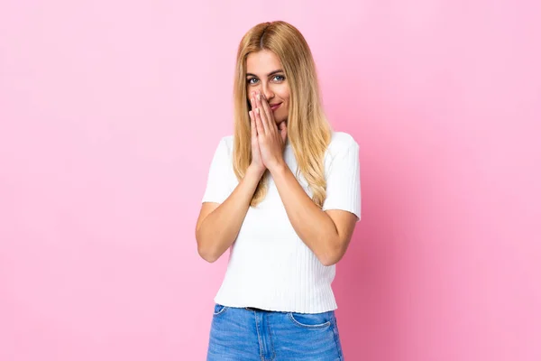 Jonge Uruguayaanse Blonde Vrouw Geïsoleerde Roze Achtergrond Houdt Palm Bij — Stockfoto