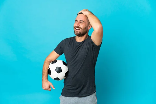 Voetbalspeler Geïsoleerd Blauwe Achtergrond Heeft Iets Gerealiseerd Van Plan Oplossing — Stockfoto