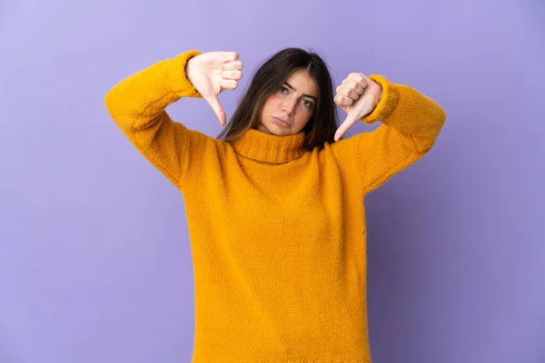 Giovane Donna Caucasica Isolata Sfondo Viola Mostrando Pollice Verso Basso — Foto Stock