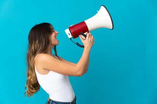 Jonge Blanke Vrouw Geïsoleerd Blauwe Achtergrond Schreeuwen Door Een Megafoon — Stockfoto