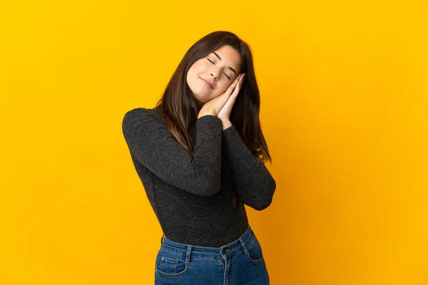 Teenager Brazilské Dívka Izolované Žlutém Pozadí Dělat Spánek Gesto Dorable — Stock fotografie