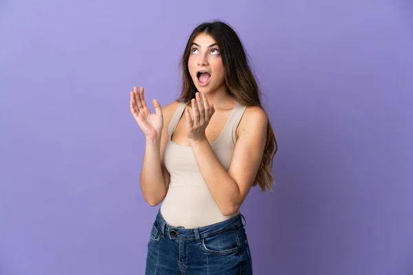 Giovane Donna Caucasica Isolata Sfondo Viola Con Espressione Facciale Sorpresa — Foto Stock