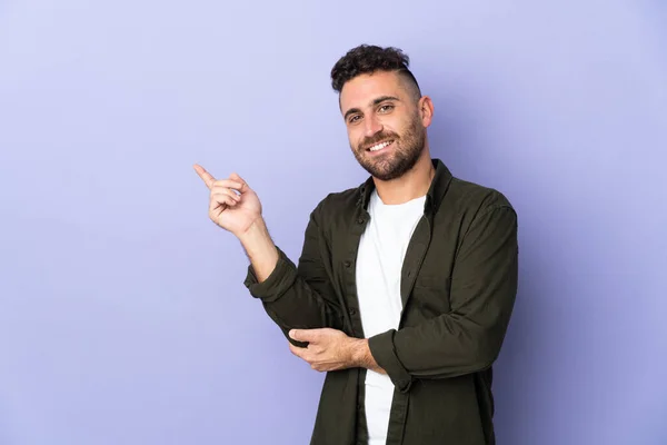 Caucásico Hombre Aislado Púrpura Fondo Feliz Apuntando Hacia Arriba —  Fotos de Stock