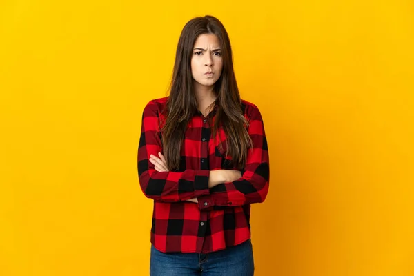 Adolescente Menina Brasileira Isolada Fundo Amarelo Sentindo Chateada — Fotografia de Stock