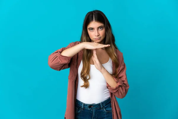 Joven Mujer Caucásica Aislada Sobre Fondo Azul Haciendo Gesto Tiempo — Foto de Stock