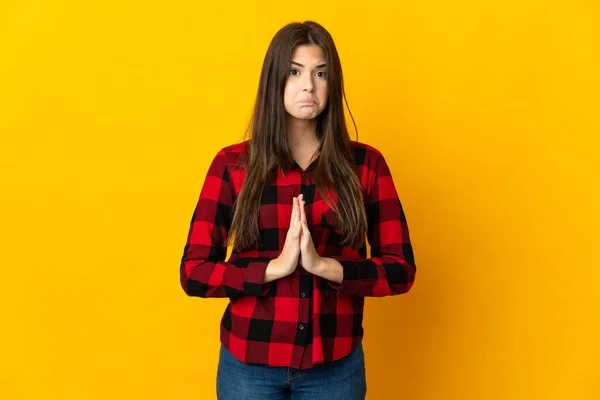 Teenager Brazilská Dívka Izolované Žlutém Pozadí Drží Dlaň Pohromadě Osoba — Stock fotografie