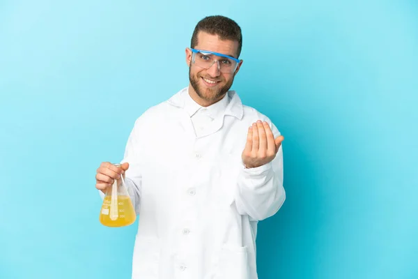 Jeune Homme Scientifique Caucasien Isolé Sur Fond Bleu Invitant Venir — Photo