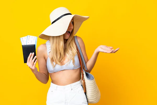 Jonge Uruguayaanse Blonde Vrouw Badpak Met Een Paspoort Geïsoleerde Gele — Stockfoto