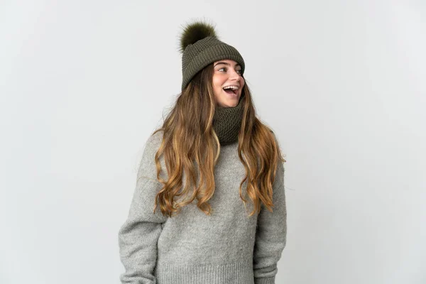 Ung Kaukasiska Kvinna Med Vinter Hatt Isolerad Vit Bakgrund Skrattar — Stockfoto