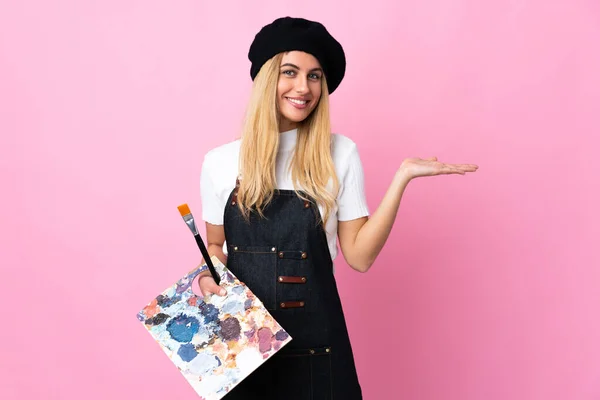 Joven Artista Mujer Sosteniendo Una Paleta Sobre Fondo Rosa Aislado —  Fotos de Stock