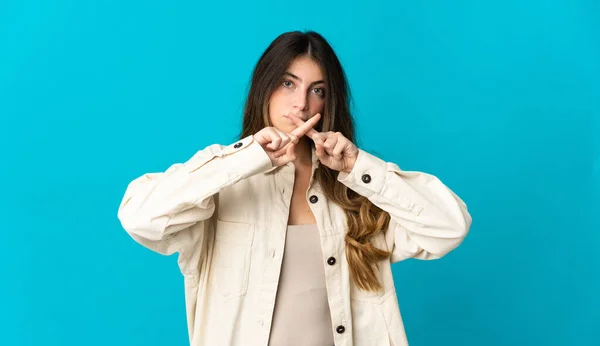 Giovane Donna Caucasica Isolata Sfondo Blu Mostrando Segno Silenzio Gesto — Foto Stock