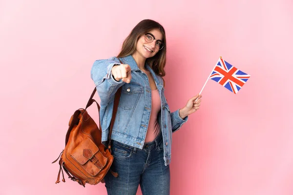 Молодая Женщина Флагом Великобритании Розовом Фоне Указывая Фронт Счастливым Выражением — стоковое фото
