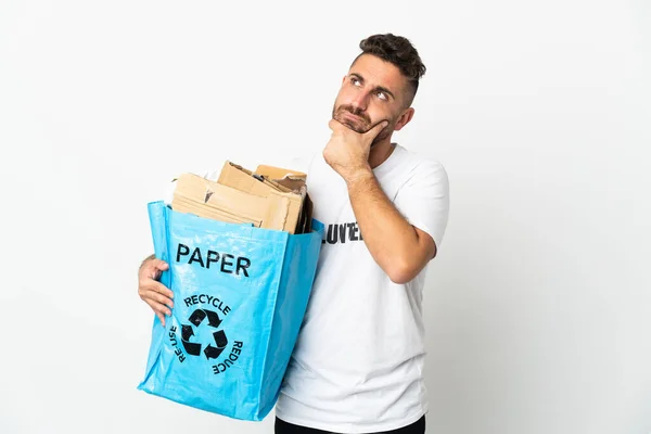 Běloch Drží Recyklační Sáček Plný Papíru Recyklaci Izolovaných Bílém Pozadí — Stock fotografie