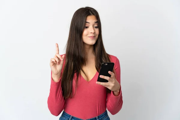 Adolescente Brasileña Chica Aislado Fondo Blanco Utilizando Teléfono Móvil Levantamiento — Foto de Stock