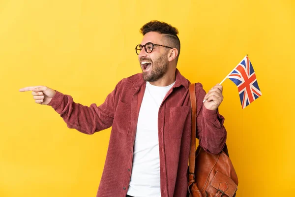 Kaukasischer Mann Mit Einer Britischen Flagge Auf Gelbem Hintergrund Die — Stockfoto