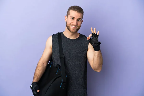 Joven Deportista Con Bolsa Deporte Aislado Sobre Fondo Blanco Mostrando — Foto de Stock