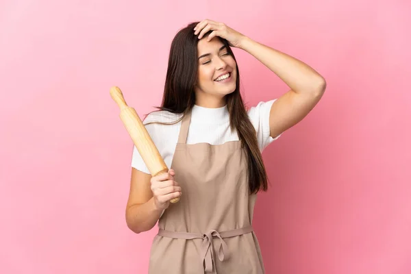 Adolescente Brésilienne Tenant Rouleau Pâtisserie Isolé Sur Fond Rose Souriant — Photo