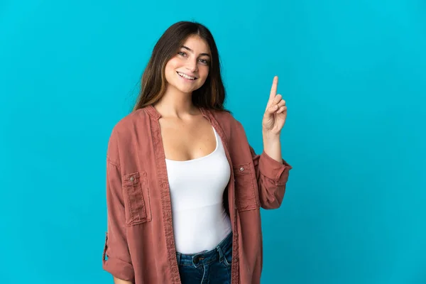 Jeune Femme Caucasienne Isolée Sur Fond Bleu Montrant Levant Doigt — Photo