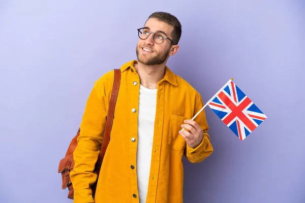 Junger Kaukasischer Mann Mit Einer Britischen Flagge Auf Violettem Hintergrund — Stockfoto