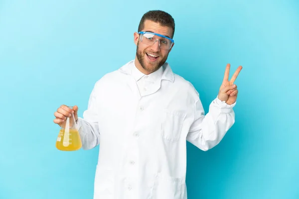 Joven Hombre Científico Caucásico Aislado Sobre Fondo Azul Sonriendo Mostrando —  Fotos de Stock