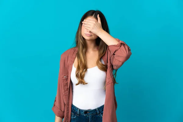 Junge Kaukasische Frau Isoliert Auf Blauem Hintergrund Die Die Augen — Stockfoto