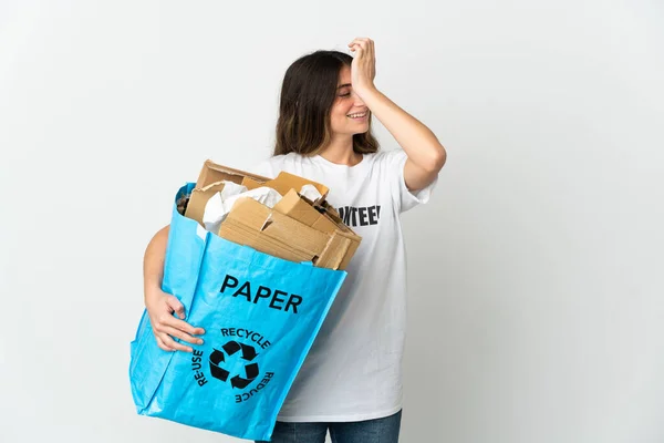 白い背景に隔離されたリサイクル紙の袋を持っている若い女性は何かを実現し 解決策を意図しています — ストック写真