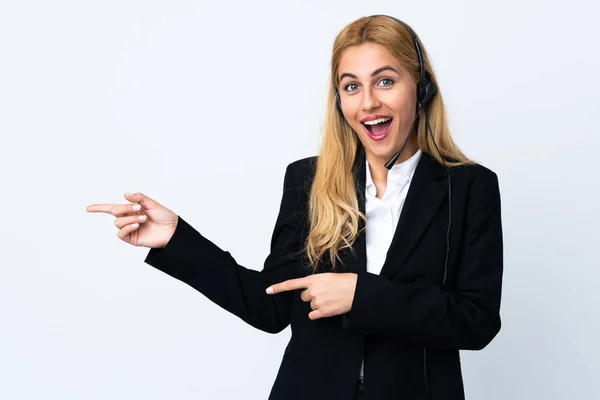 Jonge Telemarketer Vrouw Geïsoleerde Witte Achtergrond Verrast Wijzen Kant — Stockfoto