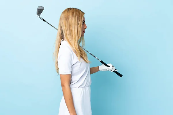 Young Uruguayan Blonde Woman Isolated Blue Background Playing Golf Lateral — Stock Photo, Image