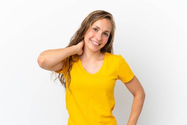 Beyaz arka planda izole edilmiş genç beyaz kadın gülüyor.