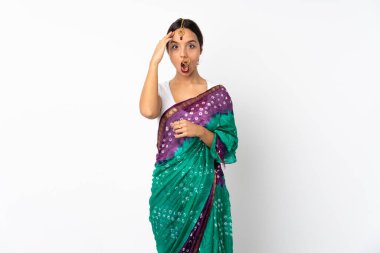 Beyaz arka planda izole edilmiş genç Hintli kadın bir şey fark etti ve çözüme niyetlendi.