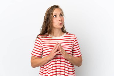 Beyaz arka planda izole edilmiş genç beyaz kadın bir şeyler planlıyor.