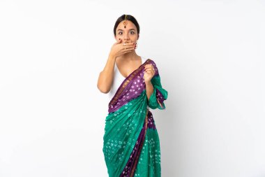 Beyaz arka planda izole edilmiş genç Hintli kadın ağızlarını eliyle kapatıyor.