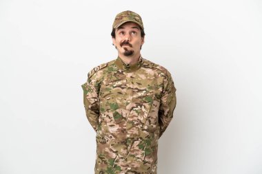 Asker beyaz arka planda izole edilmiş ve yukarı bakıyor.