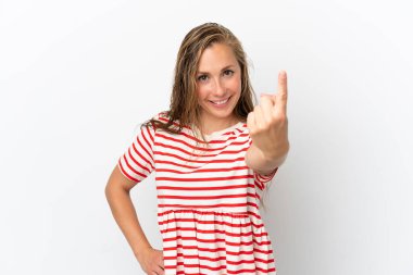 Beyaz arka planda izole genç beyaz kadın geliyor.