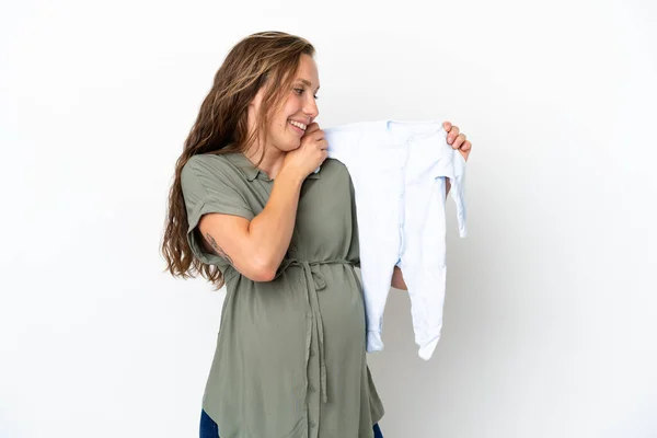 Mujer Joven Caucásica Aislada Sobre Fondo Blanco Embarazada Sosteniendo Ropa —  Fotos de Stock