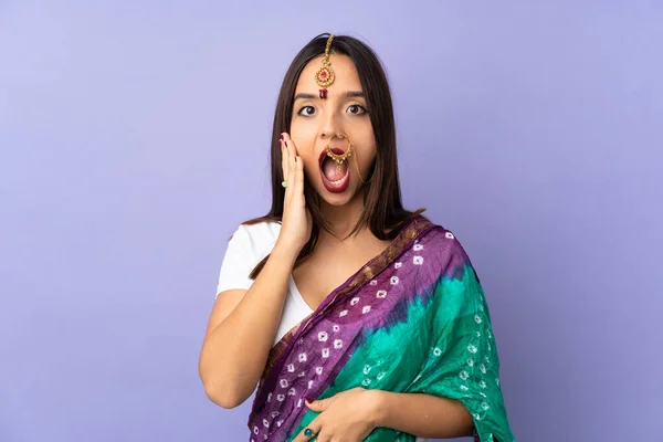 Молодая Индийская Женщина Изолирована Фиолетовом Фоне Удивлением Шокированным Выражением Лица — стоковое фото