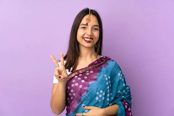 Mujer India Joven Aislada Sobre Fondo Púrpura Sonriendo Mostrando Signo — Foto de Stock